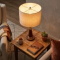 Elegant stoflampe i naturligt lys på sofabord i hjørnet af stueværelse