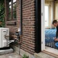 Varmepumpe til gulvvarme installeret ved et dansk hus